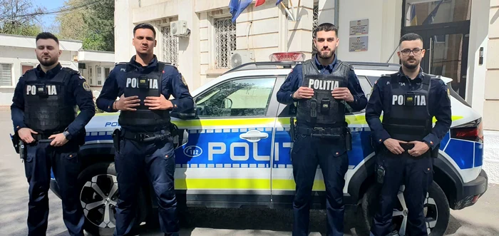 Polițiștii care l-au salvat pe bărbat FOTO: IPJ Galați