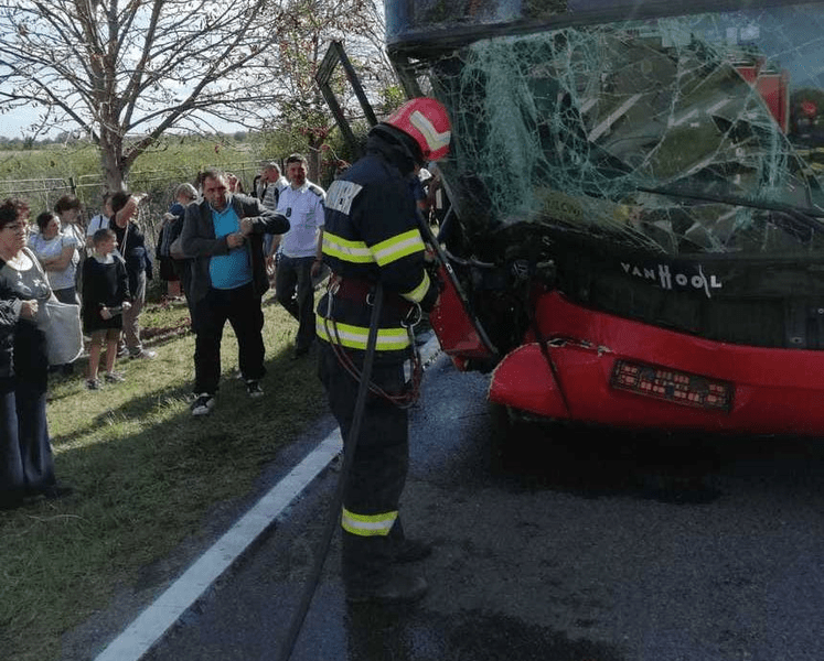 Autocar cu 52 de persoane, implicat într-un accident rutier la ieşire din Vama Albiţa  