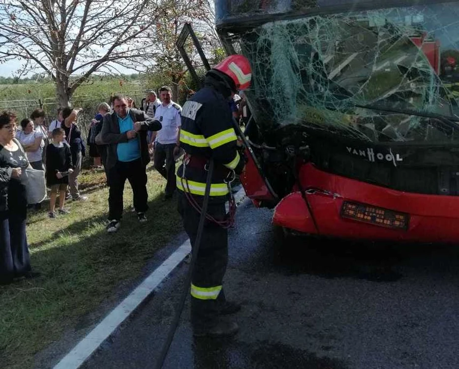 Autocarul a lovit un stâlp de electricitate FOTO ISU Vaslui