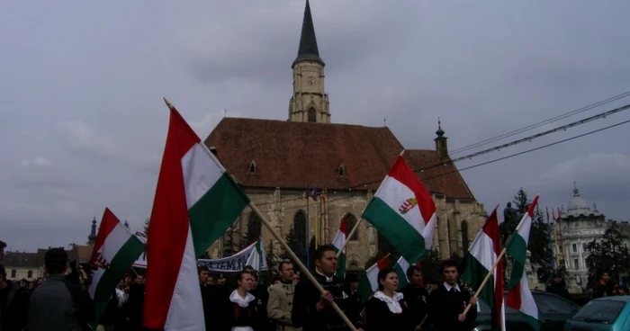 În fiecarea an, maghiarii se încolonează la Biserica „Sf Mihail”, de unde pleacă spre fostul Hotel Biasini