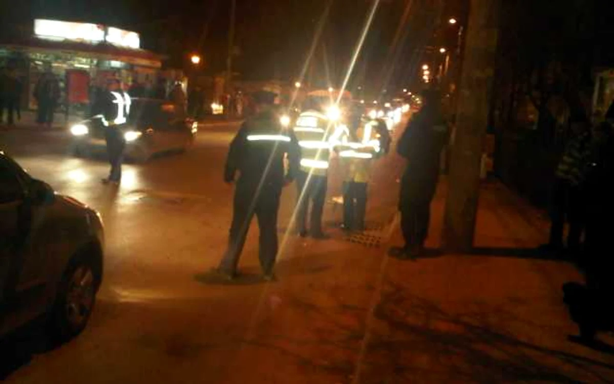 Politistii incearca sa dirijeze traficul 