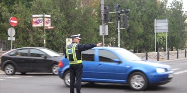 Agenții de circulație monitorizează traficul la orele de vârf