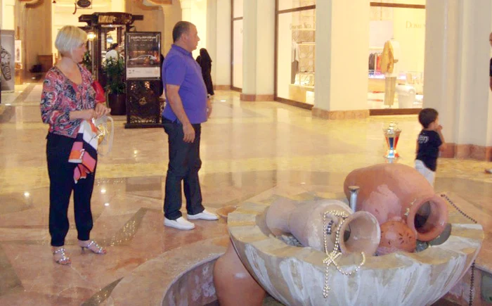 Cumpărăturile se fac  în mall-uri luxoase