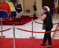 Oameni simpli aduc un ultim omagiu la sicriul cu trupul neînsuflețit al fostului președinte Ion Iliescu, în prima zi a funeraliilor de stat organizate în onoarea fostului șef de stat, la Palatul Cotroceni. FOTO Inquam Photos / George Călin