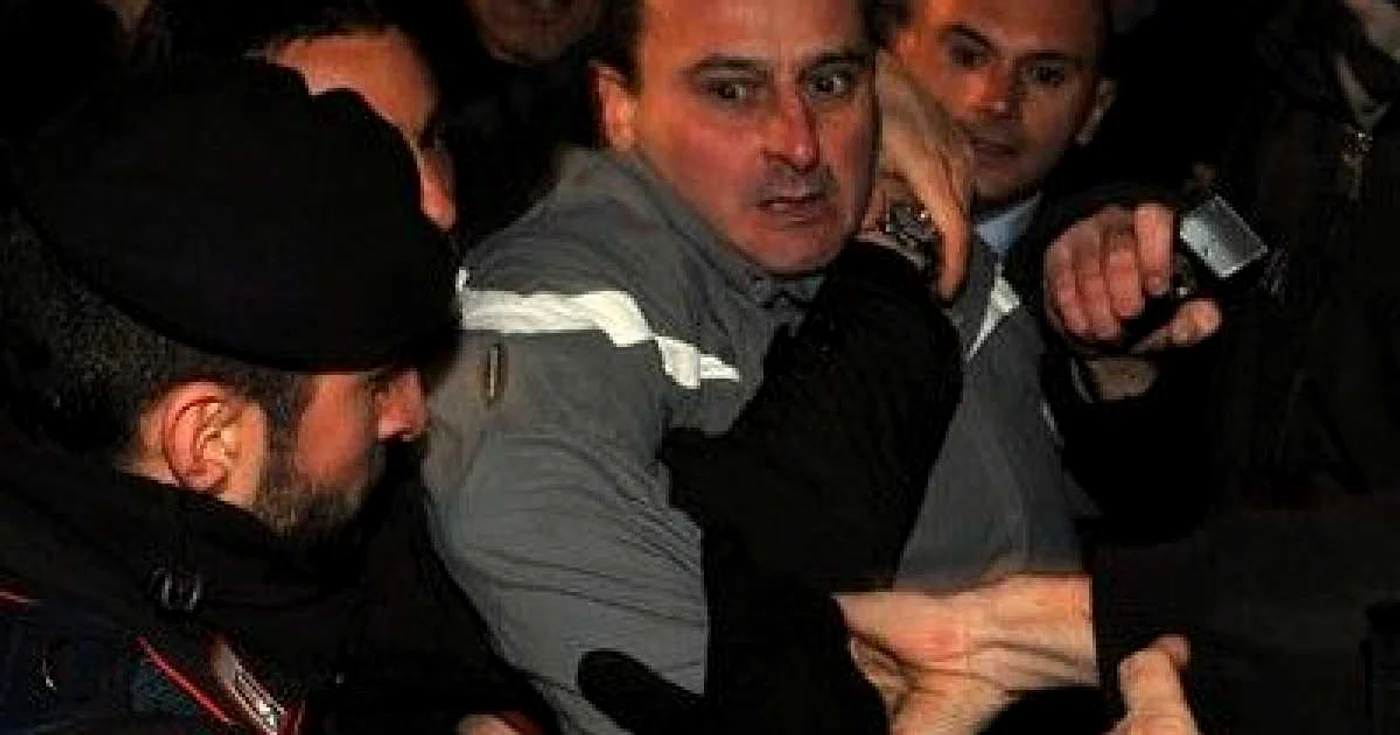 Massimo Tartaglia în momentul în care a fost imobilizat