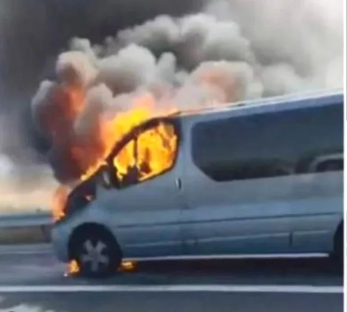 Un microbuz a luat foc pe autostrada A1Foto: Captură Video