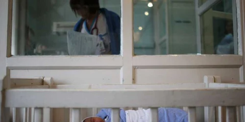 copil maternitate abandon