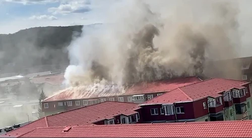 Mansarda unui bloc din Ostroveni - Râmnicu Vâlcea în flăcări Foto captură video