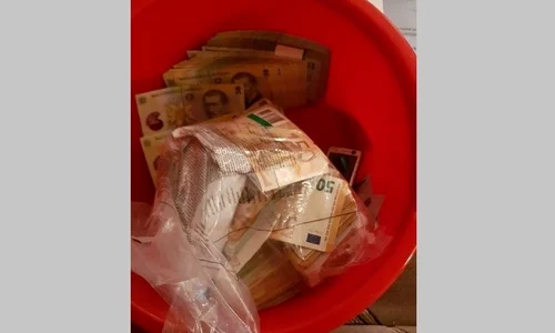 O parte din bani au fost ascunși în ligheane, găleți și în pereți jpeg