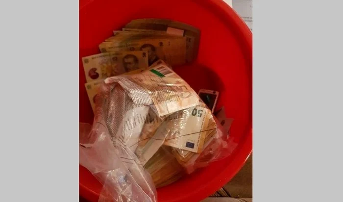 O parte din bani au fost ascunși în ligheane, găleți și în pereți