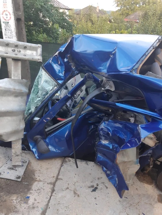 Bărbatul a rămas încarcerat în maşină. Foto ISU Argeş