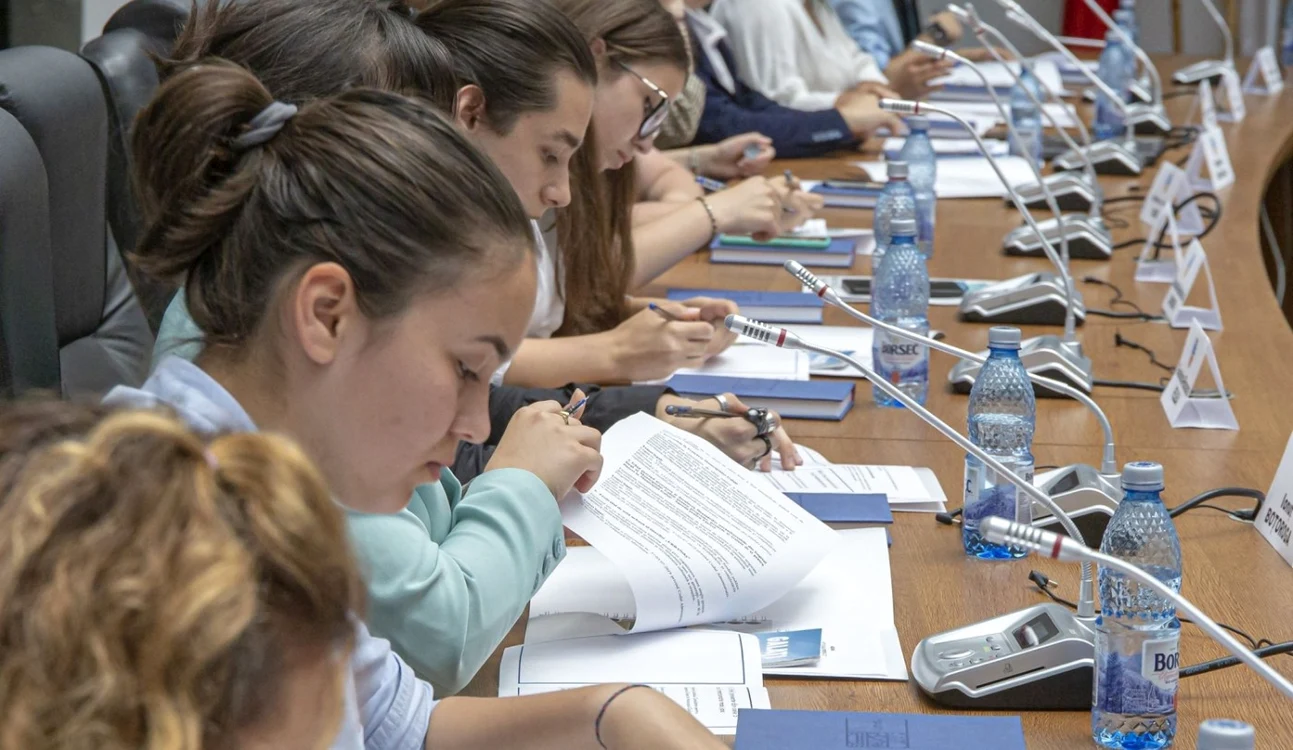 O parte din elevii care au participat la şedinţa de Consiliu Local FOTO Primăria Galaţi