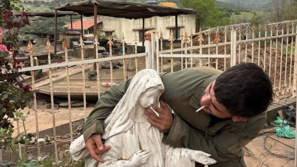 Un soldat israelian, anchetat după ce s-a fotografiat cu o țigară în gura statuii Fecioarei Maria. Reacția IDF