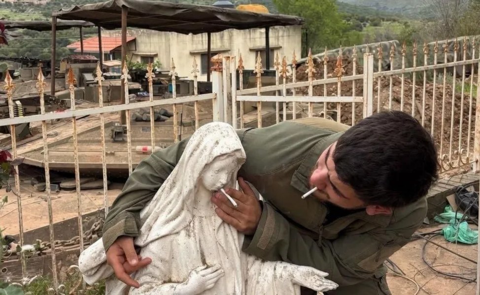 Un soldat israelian, anchetat după ce s-a fotografiat cu o țigară în gura statuii Fecioarei Maria. Reacția IDF