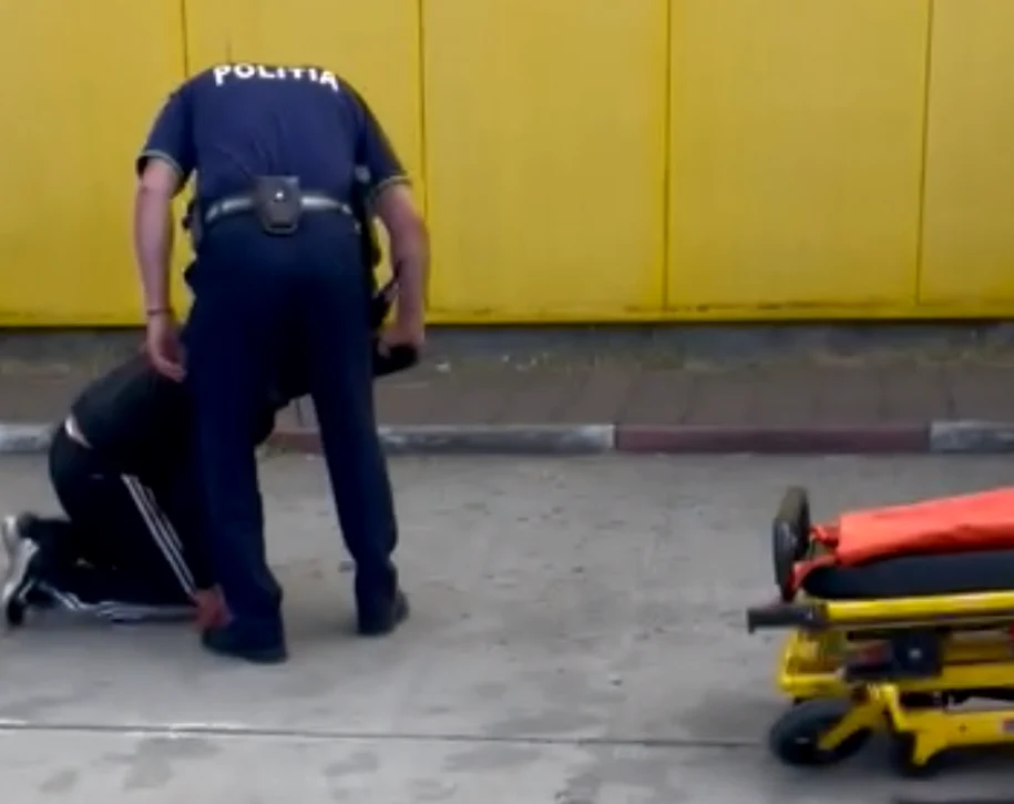 Momentul în care agresorul este imobilizat de poliție FOTO captură video Facebook Arad 