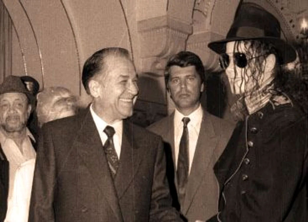 
    Michael Jackson, primit de preşedintele României din acea vreme, Ion Iliescu  