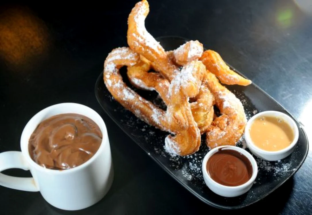 Churros se prăjesc până când devin crocante.