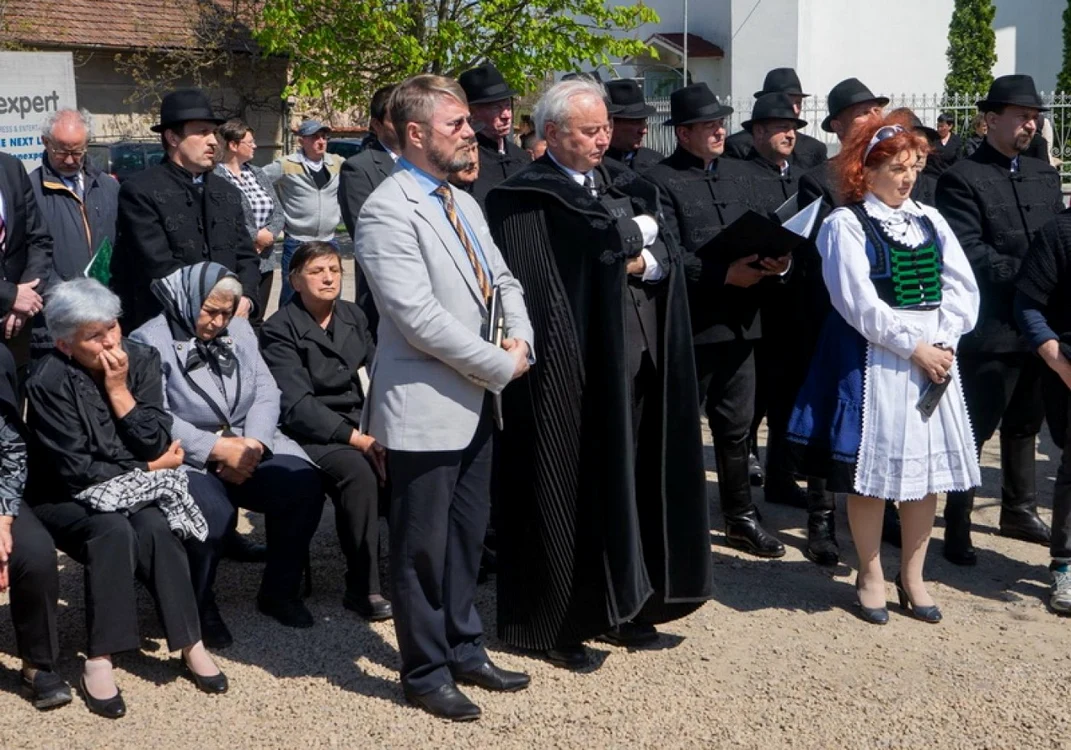 Episcopul reformat Csűry István alături de preşedintele executiv al UDMR Bihor, Szabó Ödön (în sacou gri), alături de care este prezent la multe manifestări din judeţul Bihor FOTO Facebook