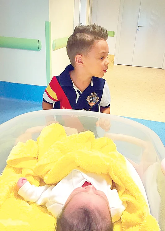 Frățiorul David, în momentul în care a făcut cunoștință cu surioara lui, Eva