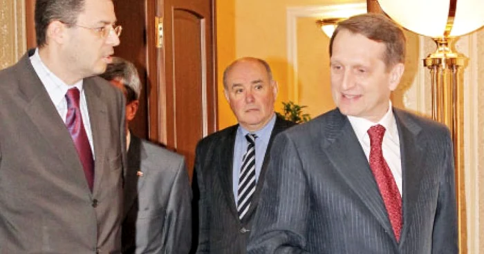 Serghei Narîşkin (dreapta), la negocieri cu democraţii lui Lupu şi comuniştii lui Voronin