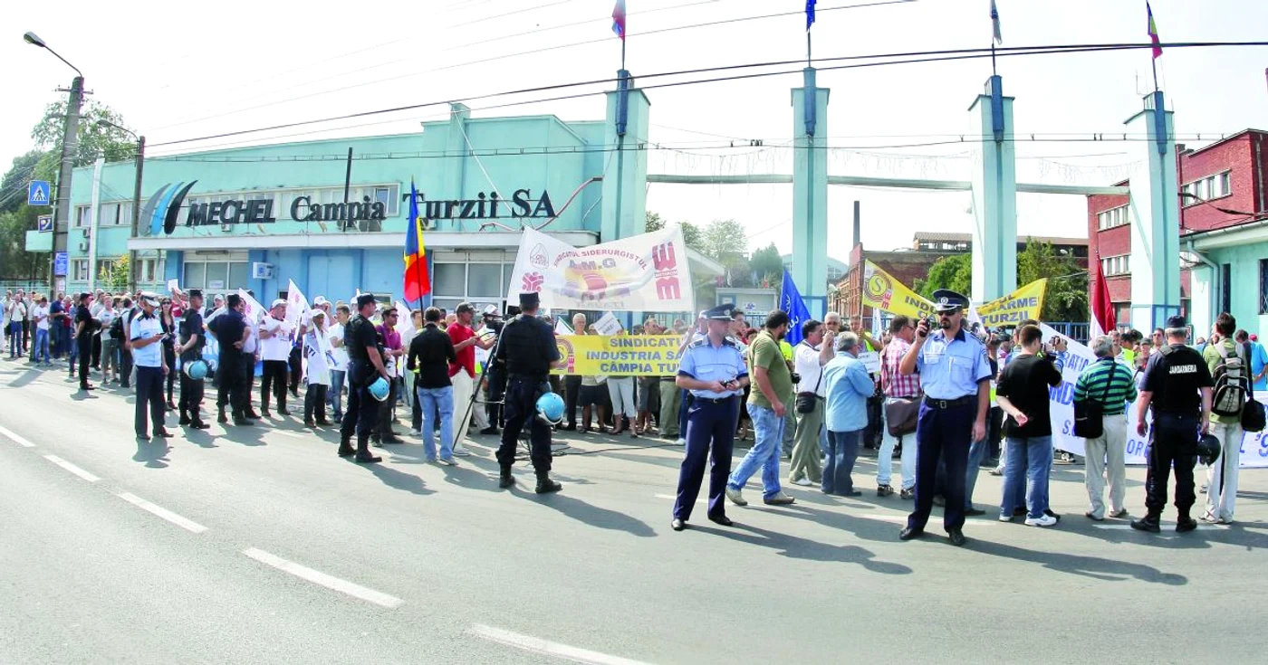 Mechel a făcut anul trecut mai multe disponibilizări la combinatele din România, iar angajaţii au protestat nemulţumiţi de condiţiile de muncă şi de concedieri FOTO Adevărul