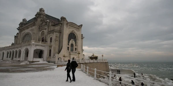 Medicii recomandă plimbarea pe malul mării
