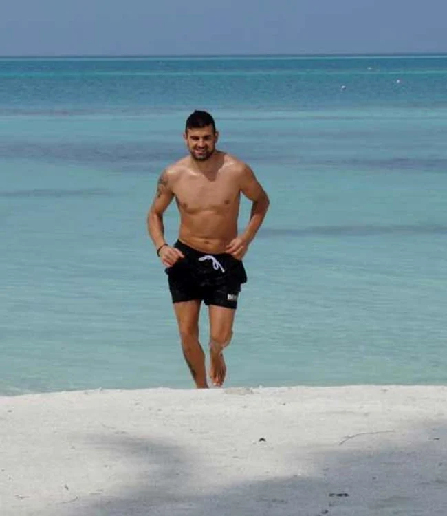 
    Dacă nu are chef de bălăceală  în mare, Ricardo se poate  relaxa în curte, la jacuzzi  