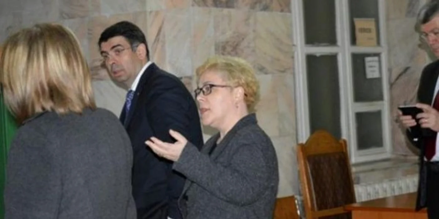 
    Judecătoarea Georgina Moldovan susține că tânăra violată de șapte vasluieni a cerut arestul la domiciliu pentru eiFoto: aktual24.ro  