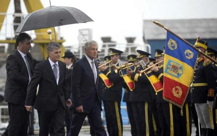 Chuck Hagel, însoţit de Mircea Duşa în Portul Constanţa FOTO Mediafax