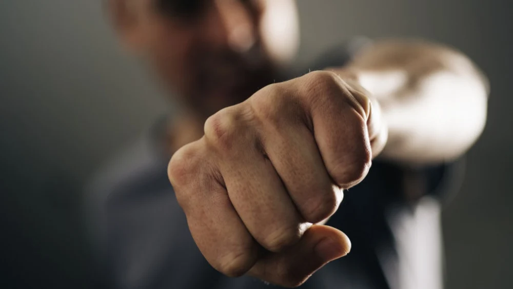 Profesor bătut de un elev la un liceu din Galați, după ce i-a atras atenția că nu are voie să fumeze în incinta unității de învățământ