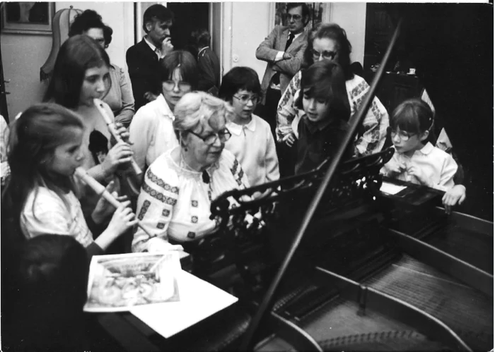 Profesoara Margareta Willinger, alături de copii