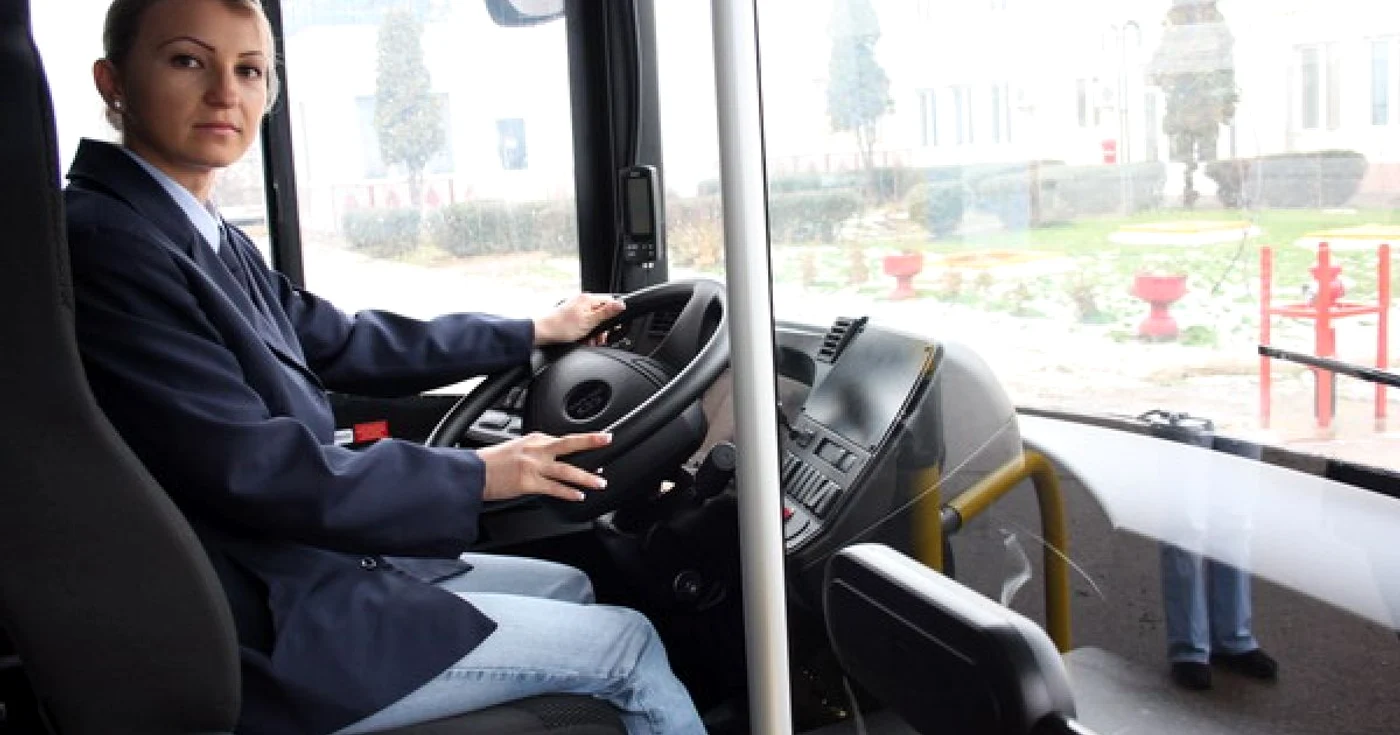  Reka Kiss este prima șoferiță care conduce autobuze în Oradea 