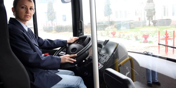  Reka Kiss este prima șoferiță care conduce autobuze în Oradea 