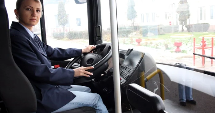  Reka Kiss este prima șoferiță care conduce autobuze în Oradea 