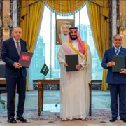 Președintele Turciei, Recep Tayyip Erdoğan, prințul moștenitor al Arabiei Saudite, Mohammed bin Salman, și premierul Pakistanului, Shehbaz Sharif FOTO X
