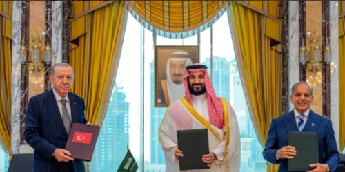 Președintele Turciei, Recep Tayyip Erdoğan, prințul moștenitor al Arabiei Saudite, Mohammed bin Salman, și premierul Pakistanului, Shehbaz Sharif FOTO X