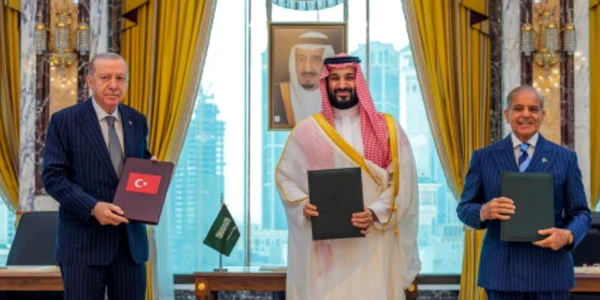Președintele Turciei, Recep Tayyip Erdoğan, prințul moștenitor al Arabiei Saudite, Mohammed bin Salman, și premierul Pakistanului, Shehbaz Sharif FOTO X
