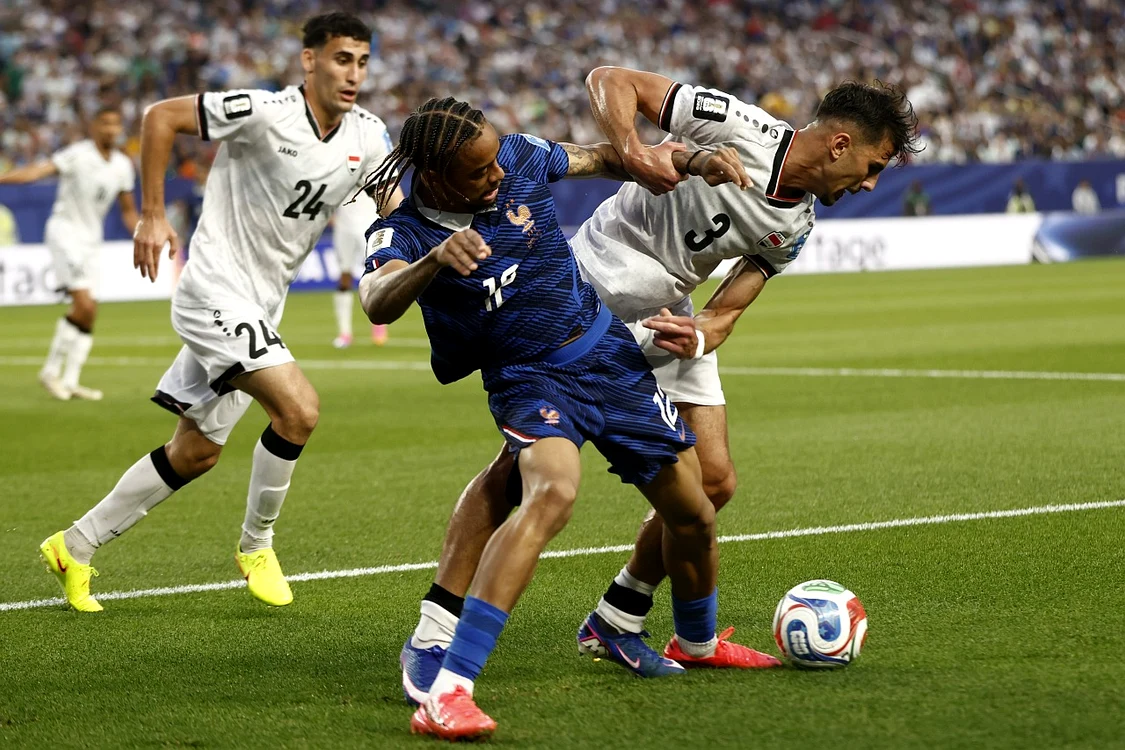 Bradley Barcola (în stânga) se luptă cu Hussein Ali (Foto: EPAImages)