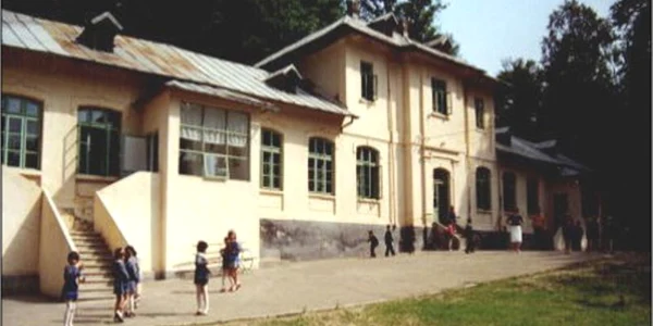 Fosta şcoală primară din Băile Govora va deveni sediul noului sanatoriu - imagine din 1988 Foto Adevărul