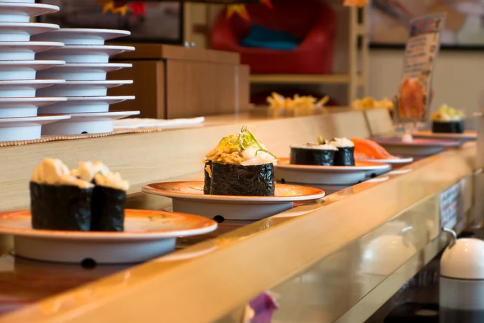 Restaurantele care servesc sushi pe bandă rulantă sunt populare în Japonia FOTO Shutterstock