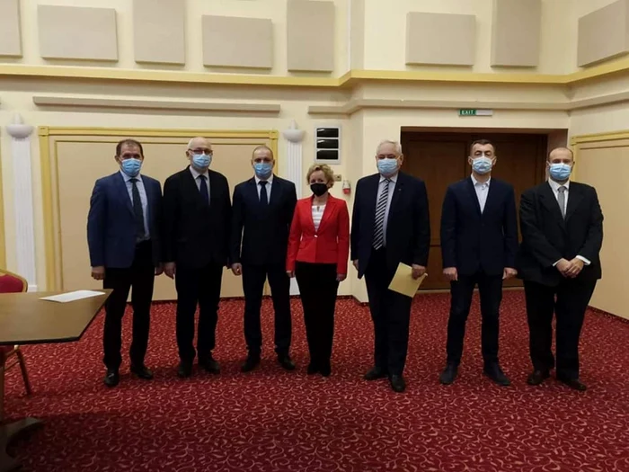 Cinci dintre parlamentari, alături de prefect şi preşedintele BEJ FOTO Prefectura Sălaj