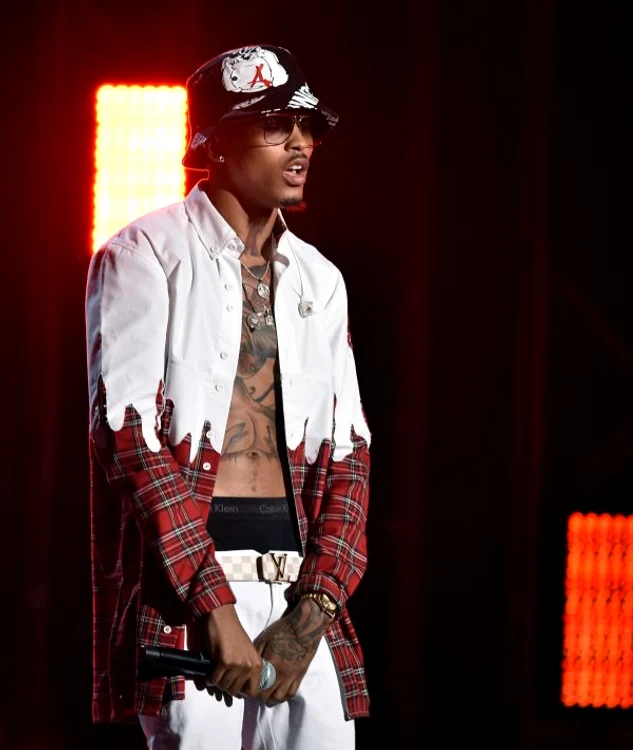 August Alsina are un trecut tragic. Fratele lui a murit împușcat, iar după ce tatăl lui dependet de cocaină a murit și el, mama rapperului l-a dat afară din casă