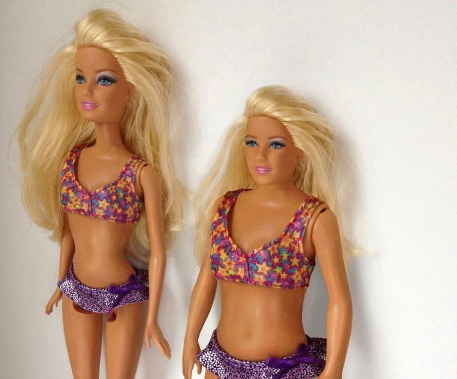 Diferenţa dintre cele două păpuşi este foarte mare, forma feţei şi forma corpului fiind diferite, în cazul păpuşii Barbie aspectul nefiind conform cu realitatea.