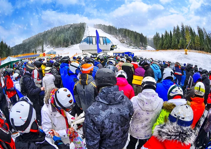 Oameni așteptând să urce pe pârtie. Foto: Getty Images