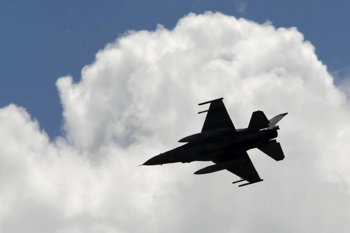 avion Rafale printre nori