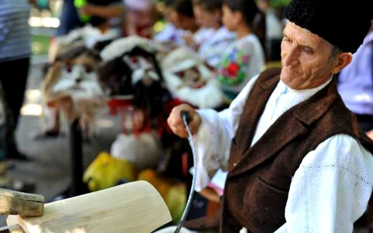 Şerban Terţiu confecţionează măşti de lemn