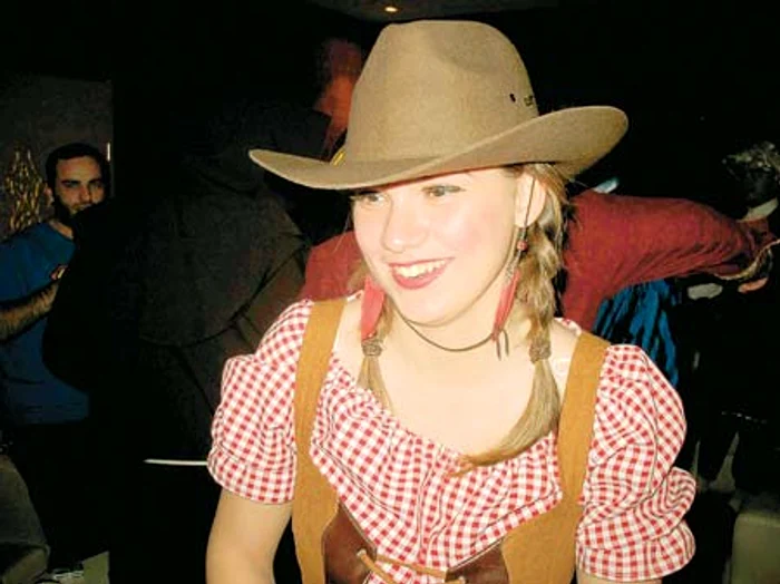 
    Alexandra locuieşte în Spania, iar părinţii  o vizitează din când în când  