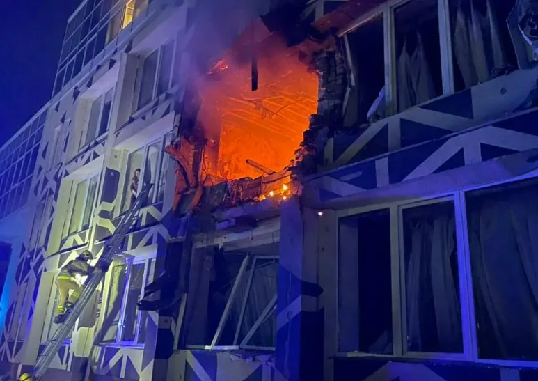 Noapte de teroare la Kiev: doi oameni au murit și mai multe clădiri au fost distruse în urma bombardamentelor rusești