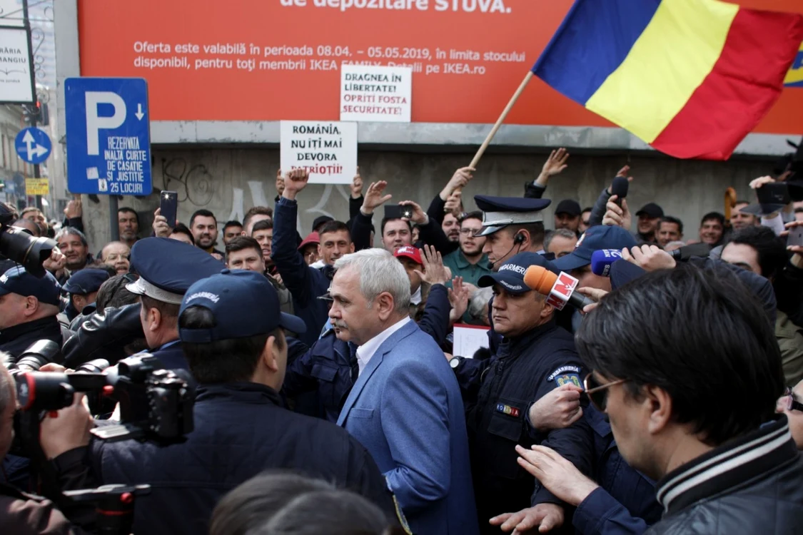 Liviu Dragnea a fost aşteptat cu apluaze şi huiduieli la Curtea Supremă