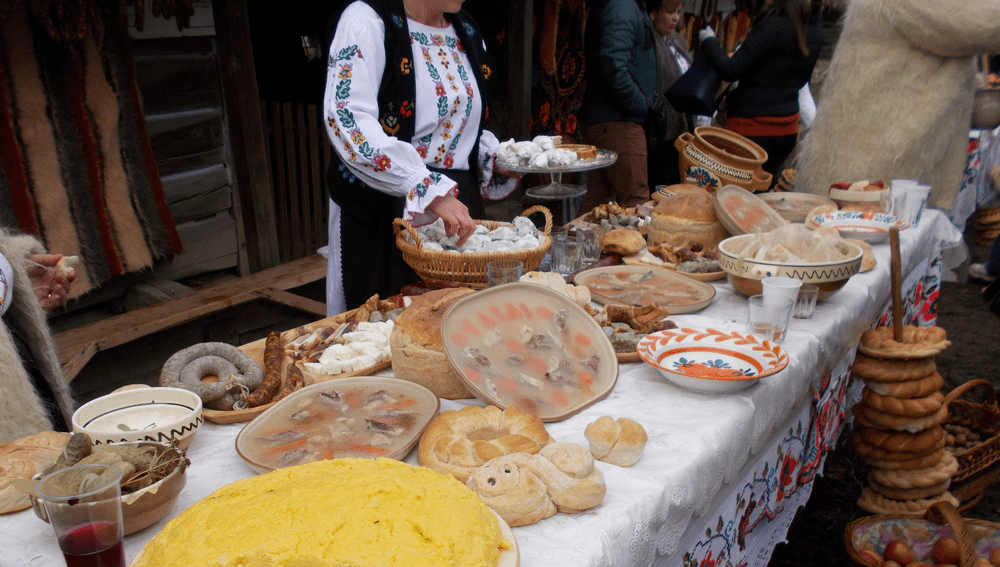 Masa de Crăciun, în vechiul sat maramureșean. Cocuții primiți la colindat deveneau o delicatesă